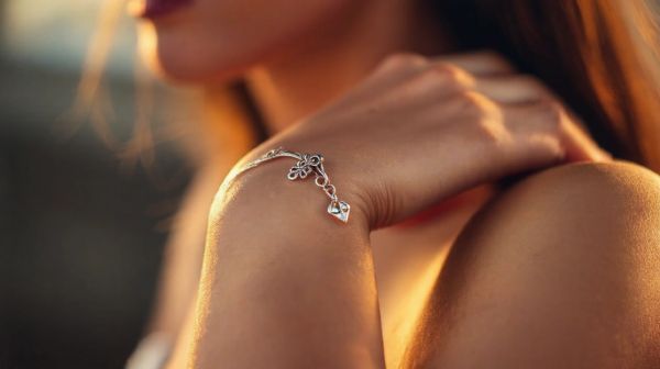 Les bijoux en argent pour femmes : l'élégance au poignet
